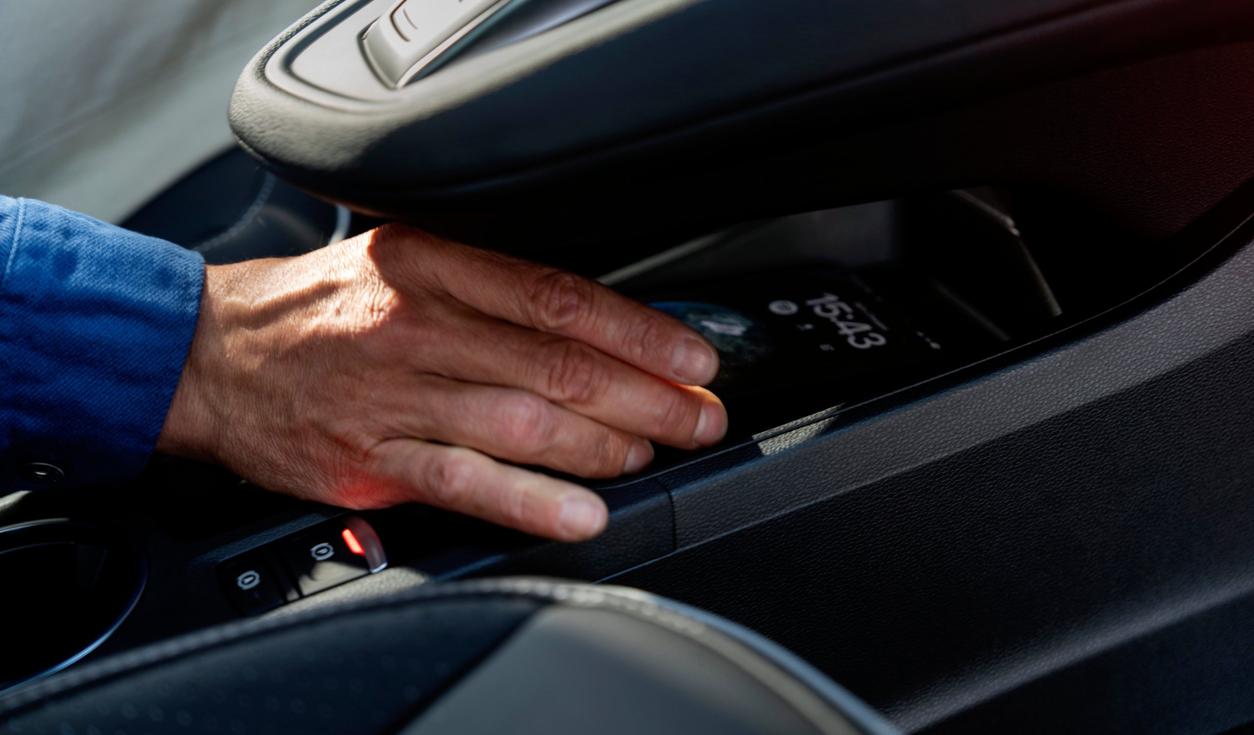 Nový Mitsubishi Grandis - bezdrôtová nabíjačka mobilných telefónov