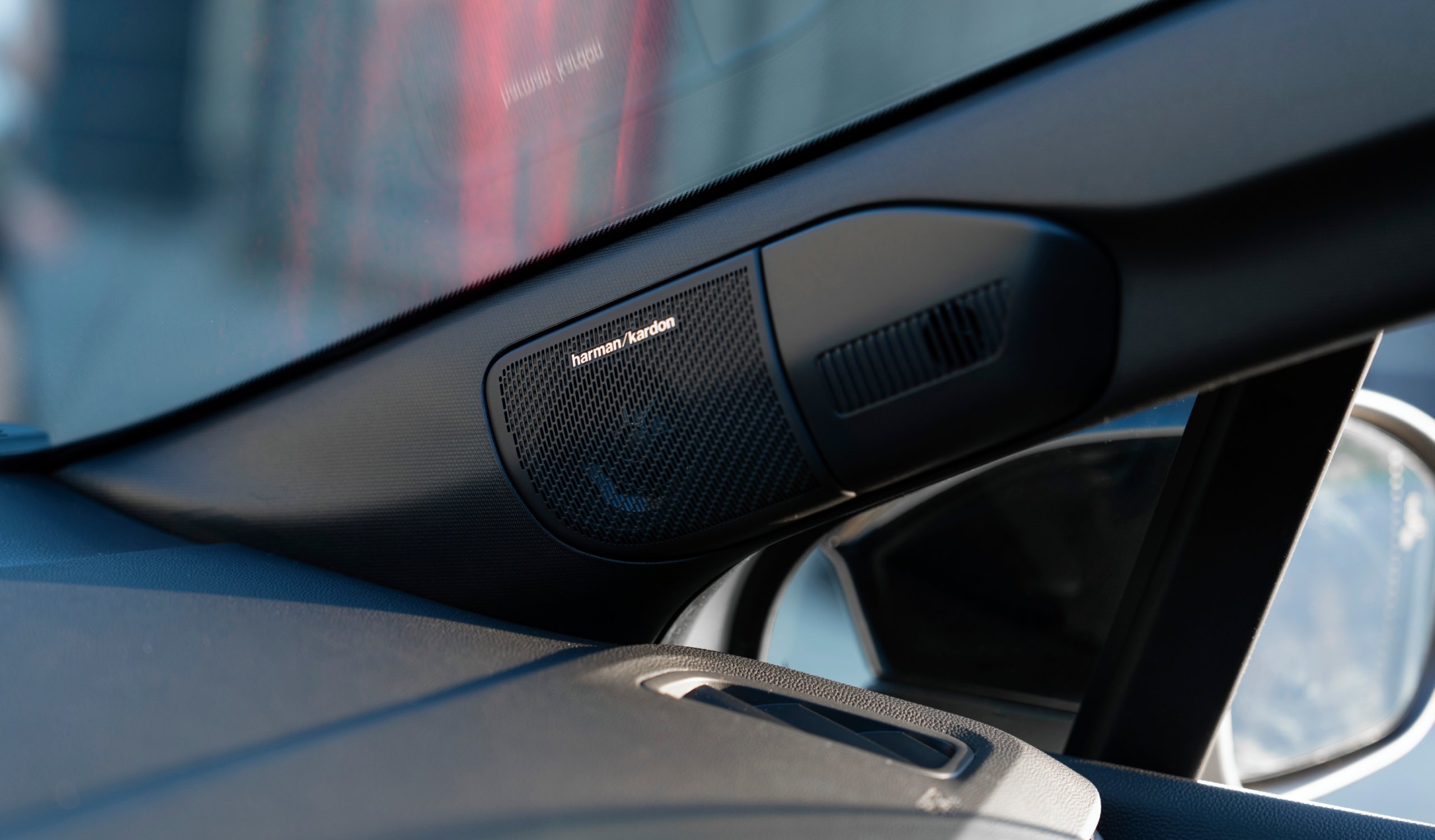 Nový Mitsubishi Grandis - prémiový audiosystém Harman Kardon®
